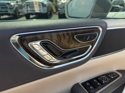 2017 Lincoln Continental Select