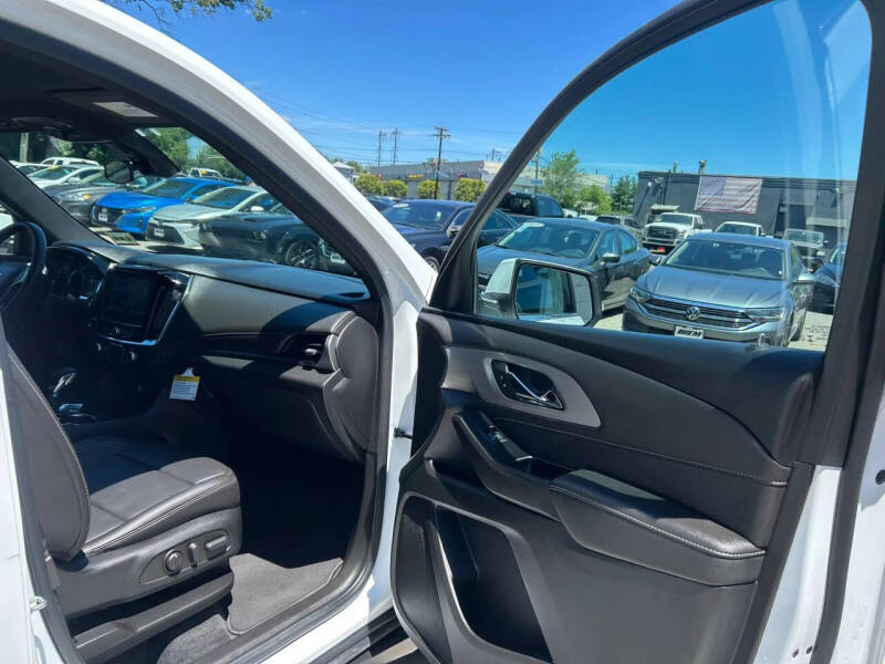 2023 Chevrolet Traverse LT Leather