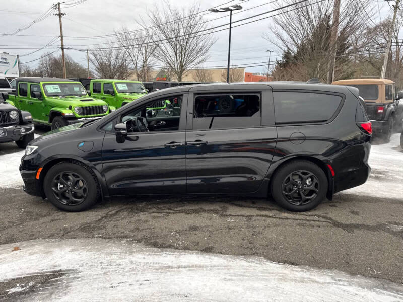 2023 Chrysler Pacifica Plug-In Hybrid Limited