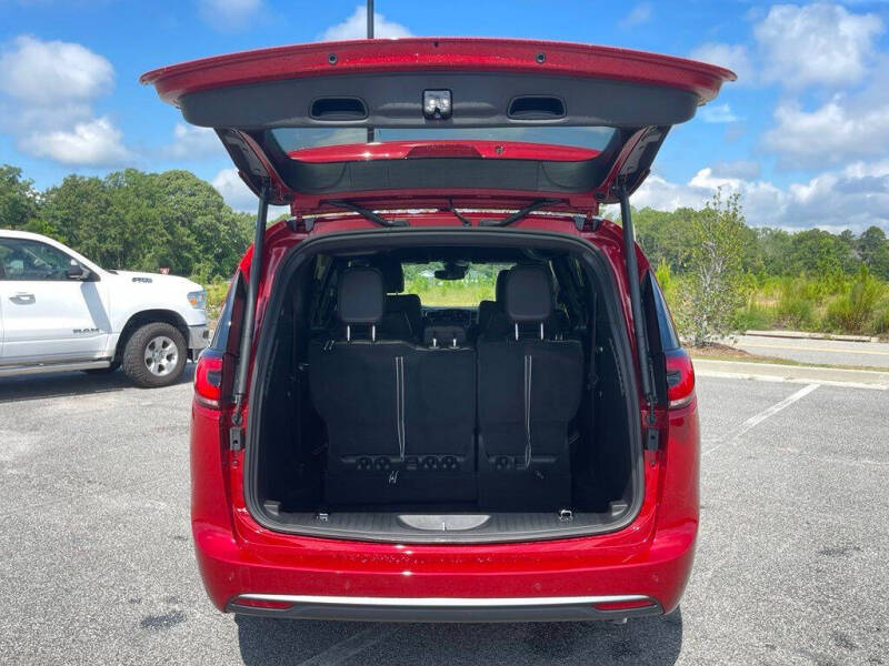 2027 Chrysler Pacifica Select