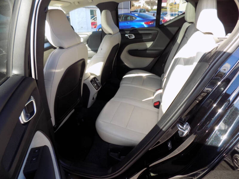 2020 Volvo XC40 Momentum's photo