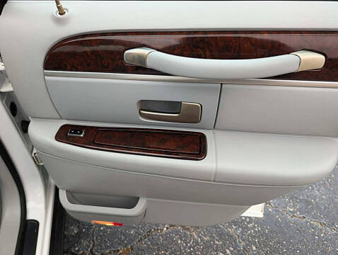 2006 Lincoln Town Car Signature