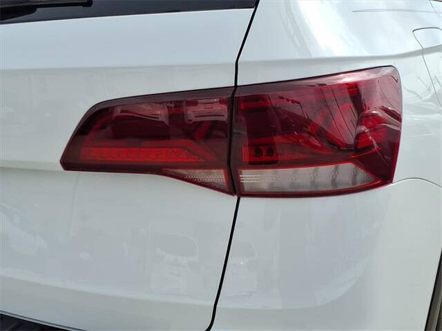 2024 Volkswagen Taos SE Black