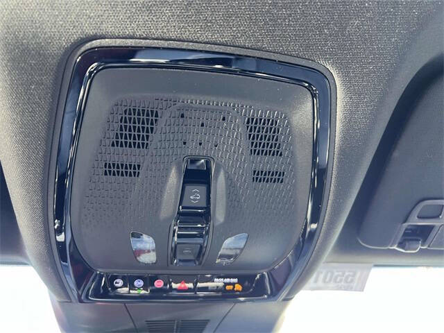 2024 Cadillac LYRIQ Luxury 2