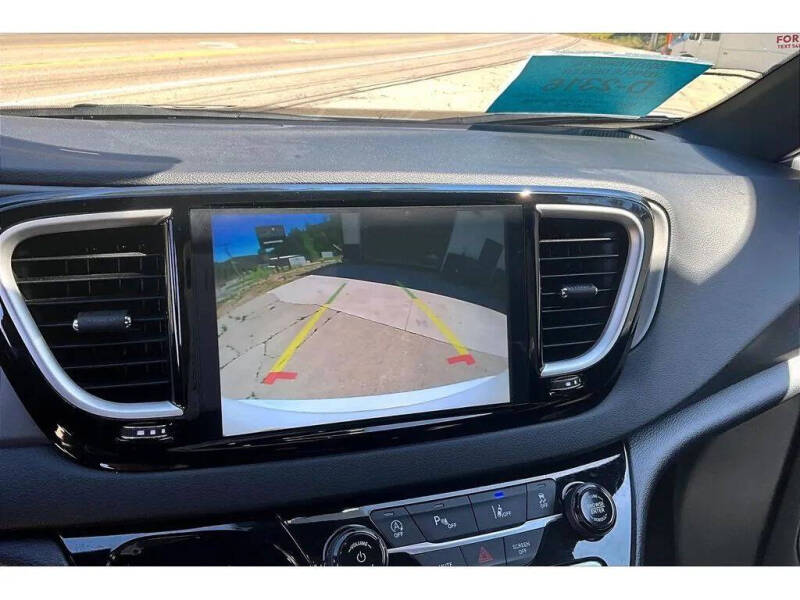 2027 Chrysler Pacifica Select