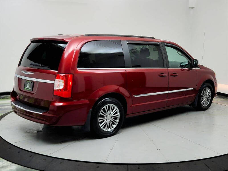 2013 Chrysler Town and Country Touring-L
