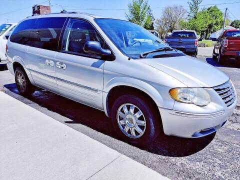 2006 Chrysler Town and Country for sale at The Car Cove, LLC in Muncie IN