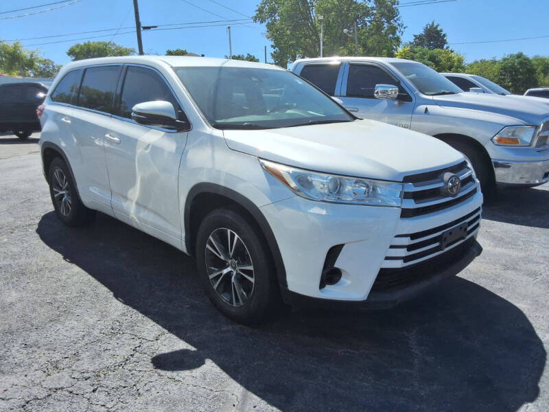 2018 Toyota Highlander LE photo 2