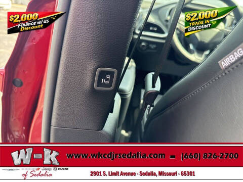 2027 Chrysler Pacifica Select