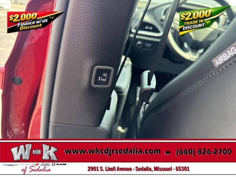2027 Chrysler Pacifica Select