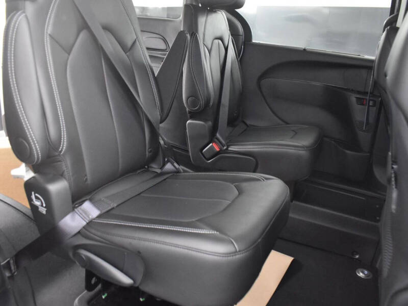 2025 Chrysler Voyager LX