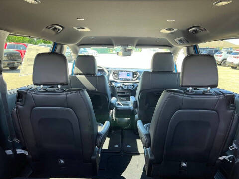 2027 Chrysler Pacifica Select