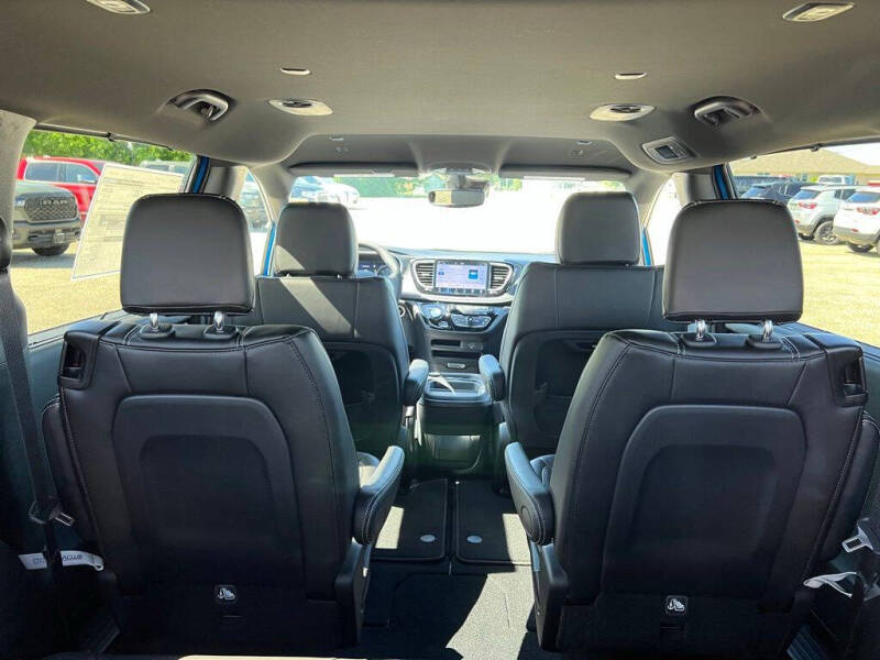2027 Chrysler Pacifica Select