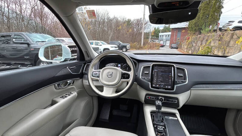 2020 Volvo XC90 T6 Momentum 6-Passenger