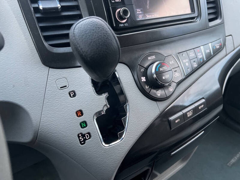 2013 Toyota Sienna LE 7-Passenger