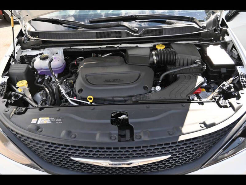 2025 Chrysler Voyager LX