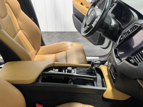 2016 Volvo XC90 T6 Momentum