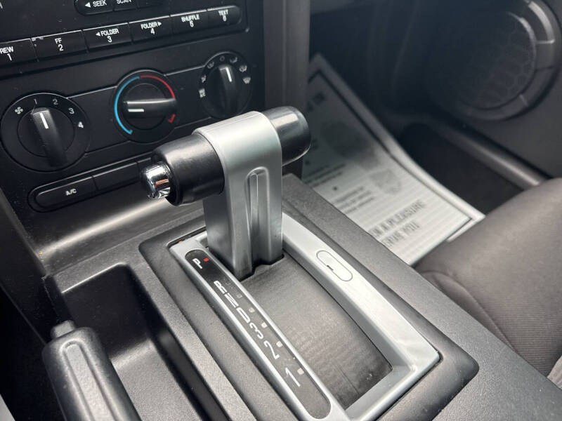 2006 Ford Mustang V6 Deluxe