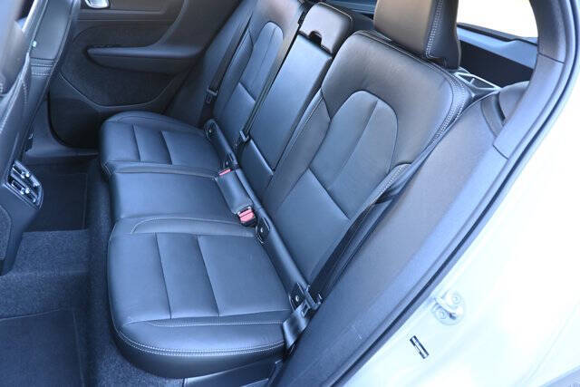 2025 Volvo XC40 B5 Core Bright Theme