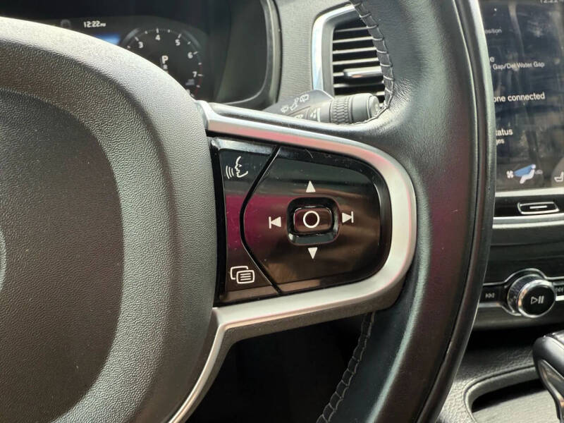 2020 Volvo XC90 T6 Momentum 6-Passenger