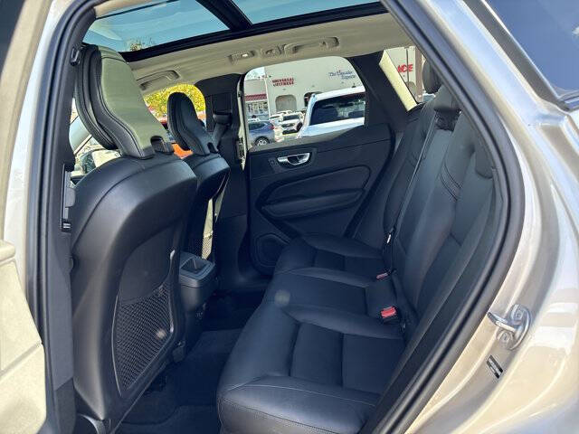 2025 Volvo XC60 B5 Core Dark Theme