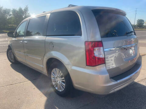 2015 Chrysler Town and Country Touring-L