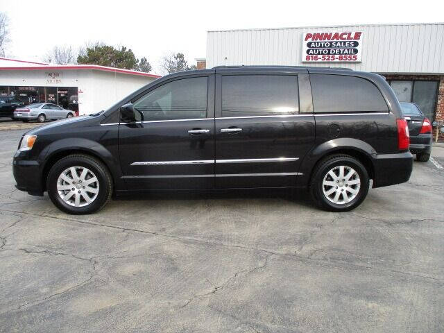2014 Chrysler Town and Country for sale at Pinnacle Investments LLC in Lees Summit MO