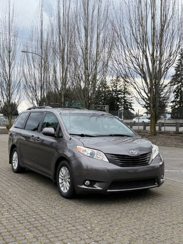 2012 Toyota Sienna XLE 8-Passenger