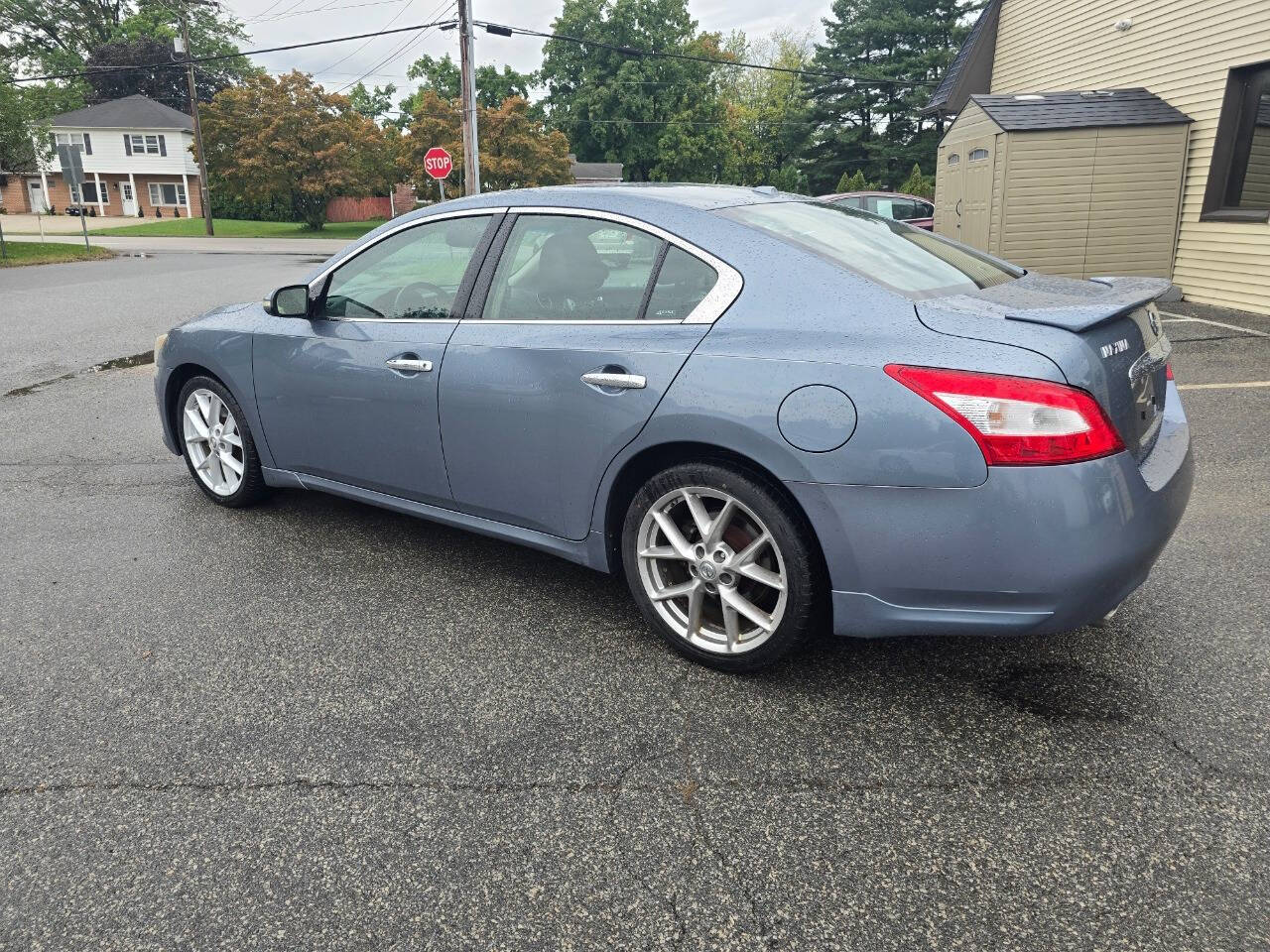 2010 Nissan Maxima for sale at QUEENSGATE AUTO SALES in York, PA