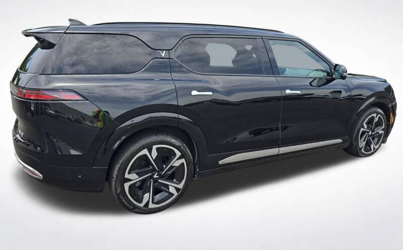 2024 VinFast VF9 Plus