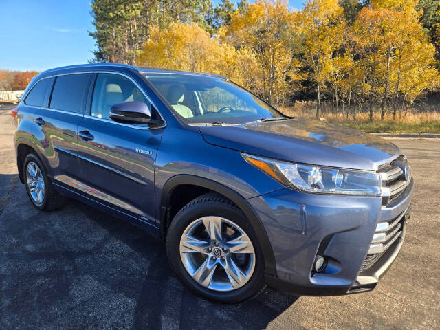 2017 Toyota Highlander Limited's photo