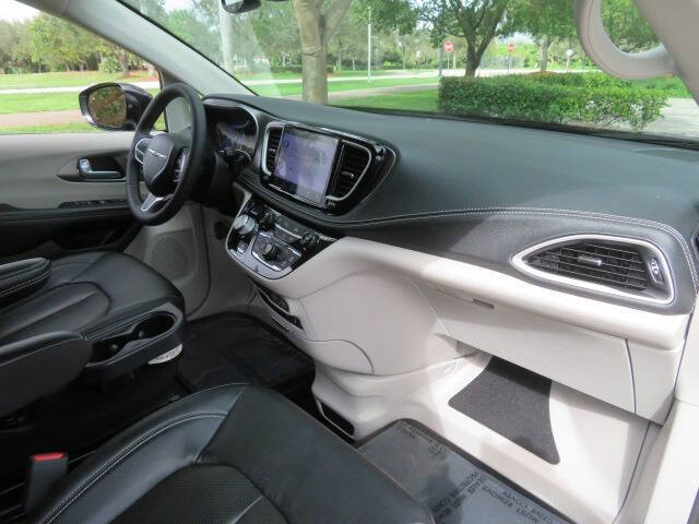 2022 Chrysler Pacifica Touring L