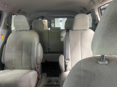 2014 Toyota Sienna LE 8-Passenger