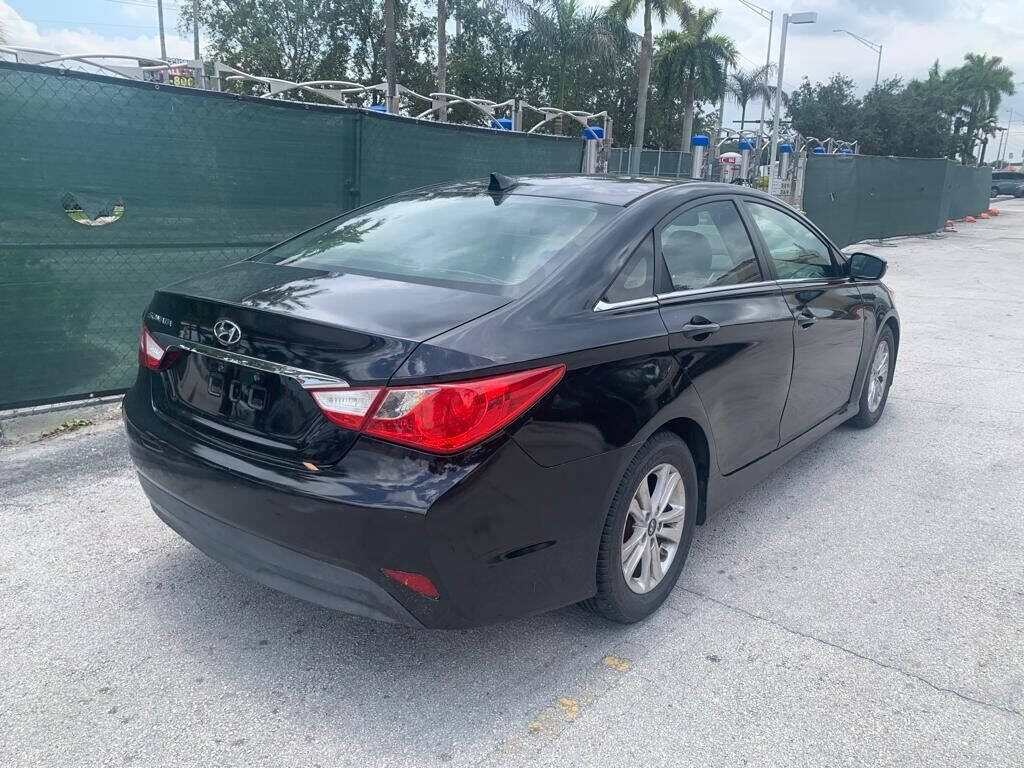 2014 Hyundai Sonata  - $8,900
