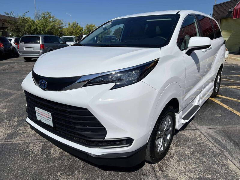 2025 Toyota Sienna LE 8-Passenger