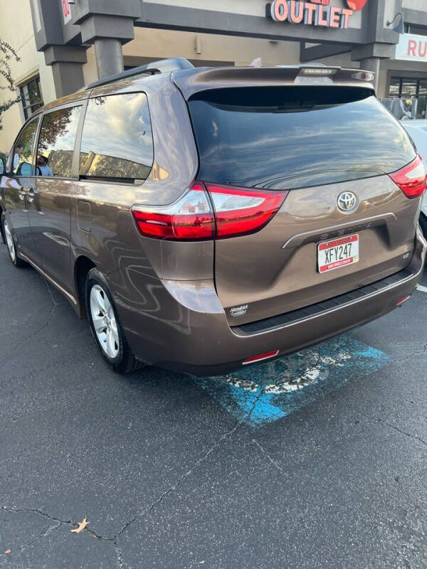 2019 Toyota Sienna null photo 3