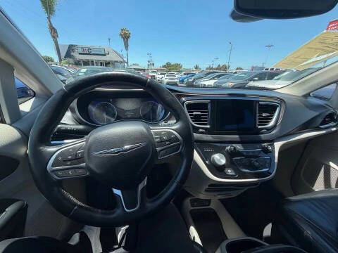 2017 Chrysler Pacifica Touring-L Plus