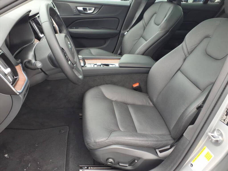 2025 Volvo V60 Cross Country B5 Plus