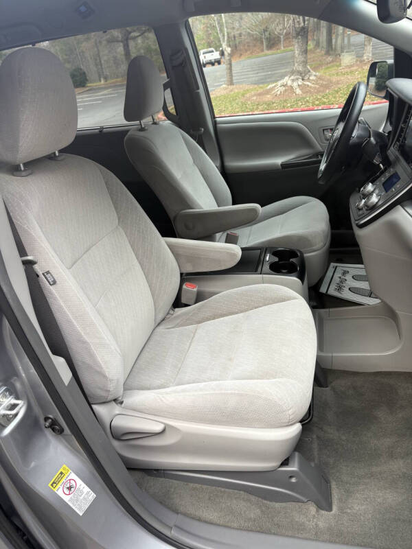 2017 Toyota Sienna LE 7-Passenger Auto Access Seat