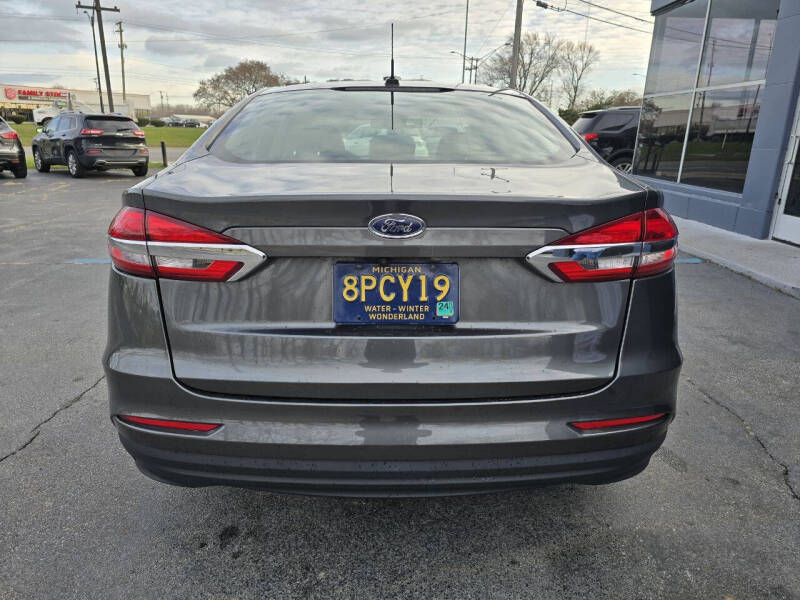 2019 Ford Fusion S photo 6