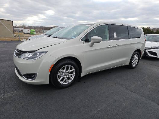 2020 Chrysler Pacifica Touring's photo