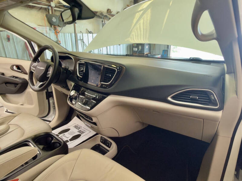 2017 Chrysler Pacifica Touring-L