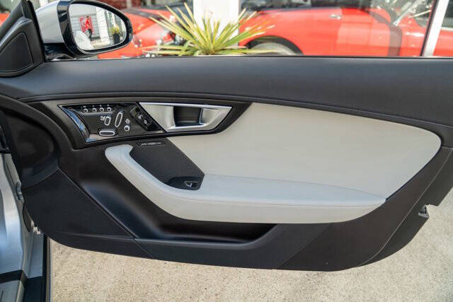 2014 Jaguar F-TYPE 38