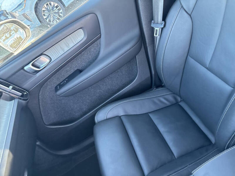 2025 Volvo XC40 B5 Plus Bright Theme