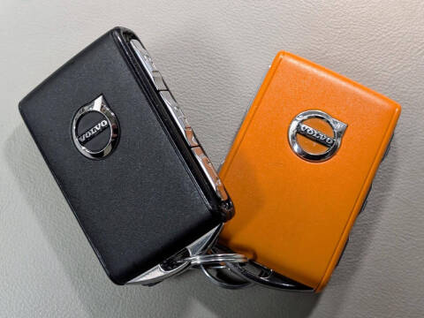 2025 Volvo XC60 B5 Plus Dark Theme