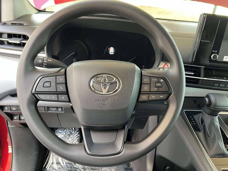 2025 Toyota Sienna LE 8-Passenger