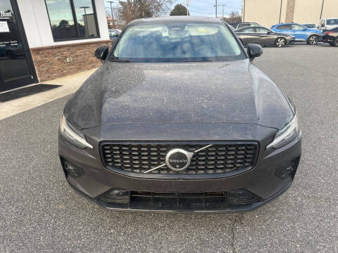 2023 Volvo S60 B5 Plus Dark Theme