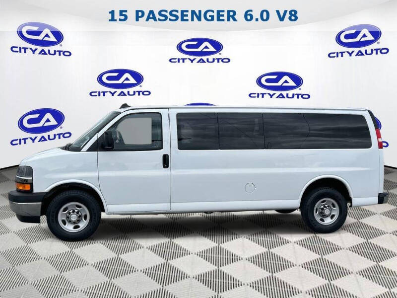 2017 Chevrolet Express Passenger LS's photo