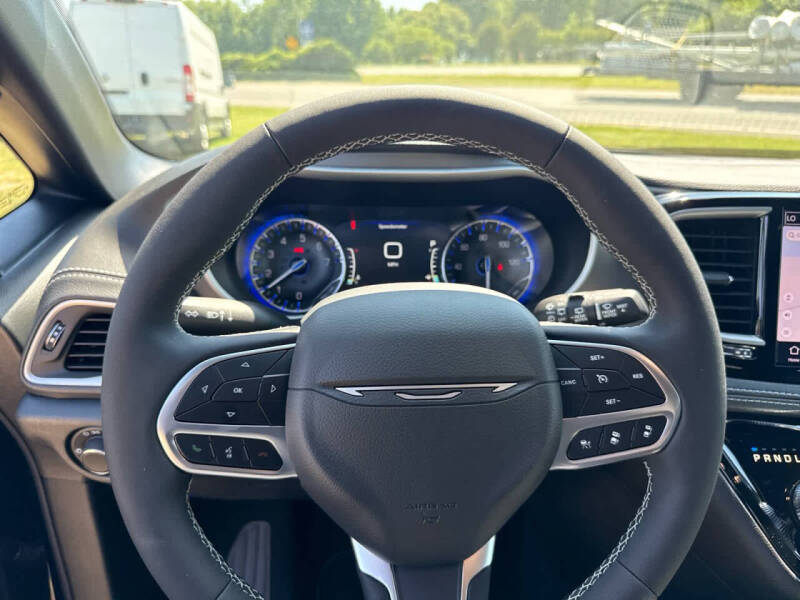 2027 Chrysler Pacifica Select