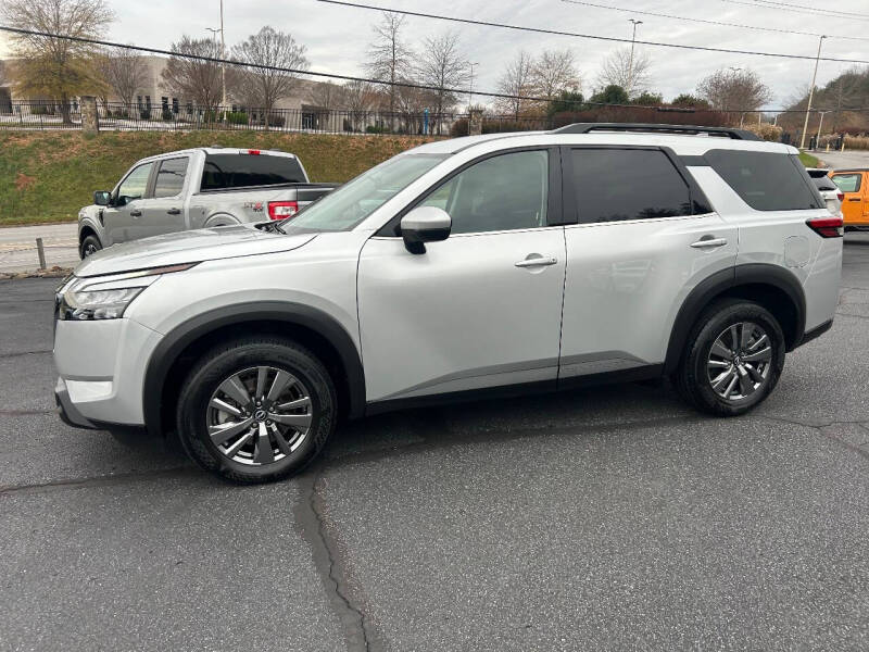 2025 Nissan Pathfinder SV